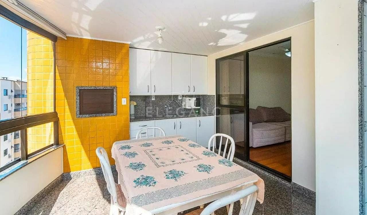 Apartamento no Centro - 2ª quadra do mar - 3 dormitórios, 2 vagas de garagem