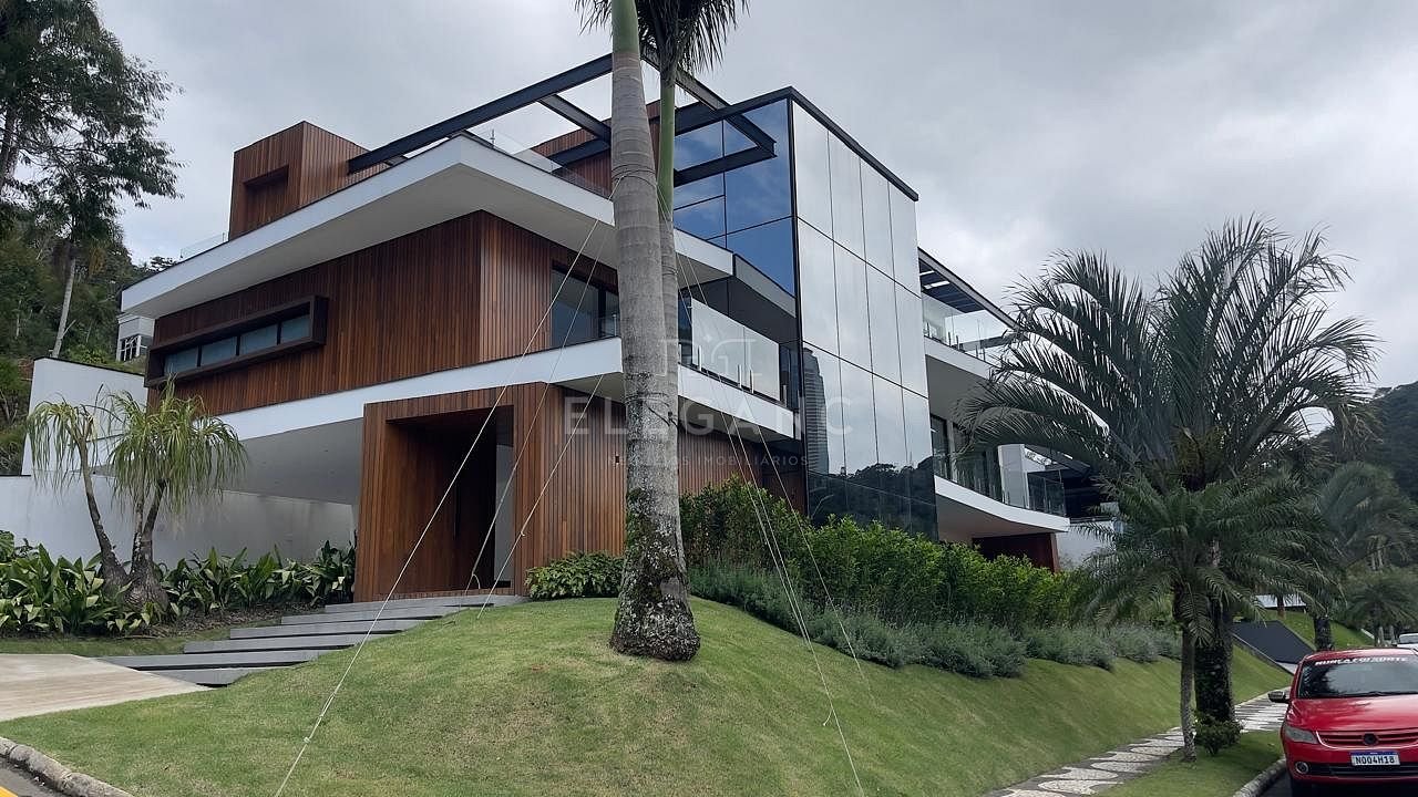 A Mansão de Falcão em Balneário Camboriú Está à Venda